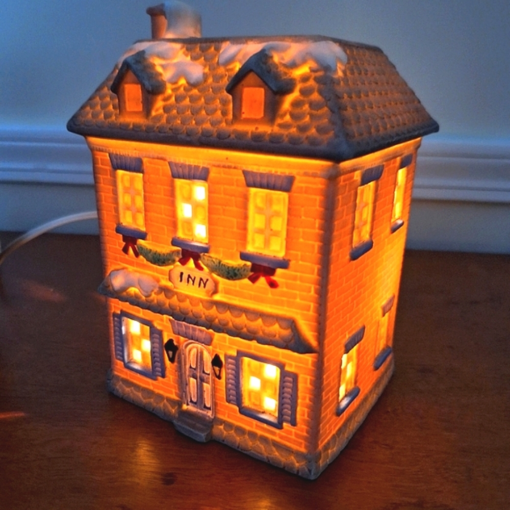 Lighted Christmas House NWT Hotel Inn Hand Painted Porcelain New in Box